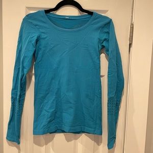 Alo Yoga workout top. M